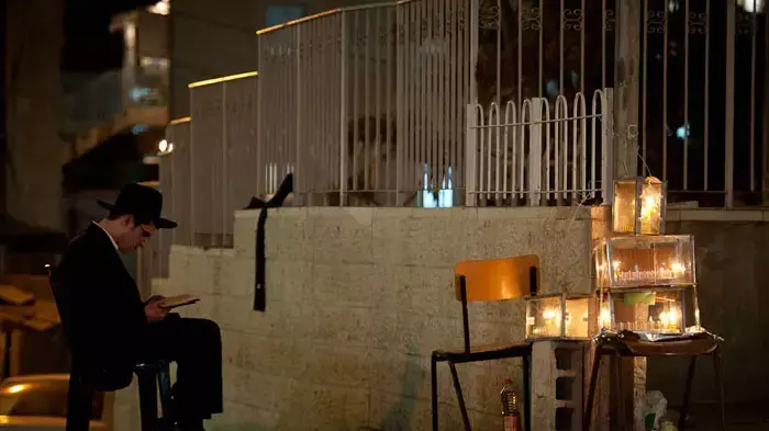 הדלקת נר ראשון של חנוכה בשכונת מאה שערים ירושלים, דצמבר 2011