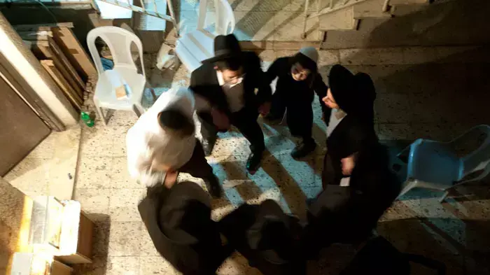 הדלקת נר ראשון של חנוכה בשכונת מאה שערים ירושלים, דצמבר 2011