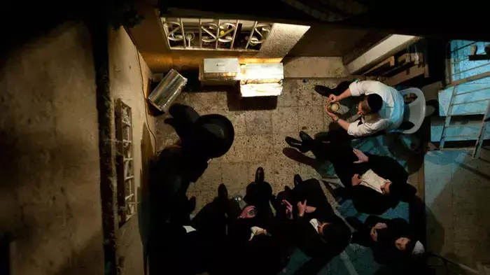 הדלקת נר ראשון של חנוכה בשכונת מאה שערים ירושלים, דצמבר 2011
