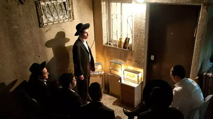 הדלקת נר ראשון של חנוכה בשכונת מאה שערים ירושלים, דצמבר 2011
