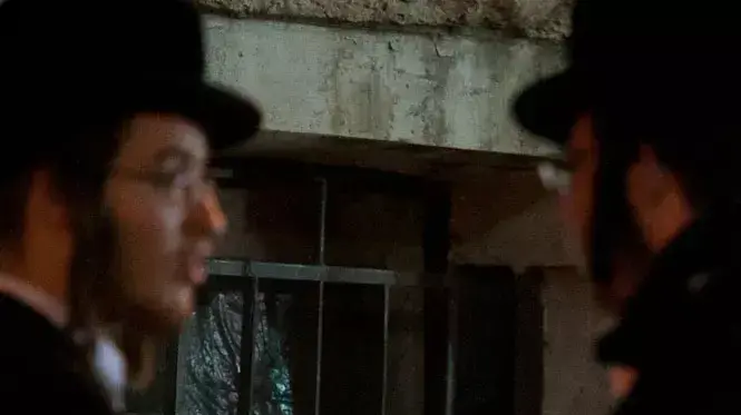 הדלקת נר ראשון של חנוכה בשכונת מאה שערים ירושלים, דצמבר 2011