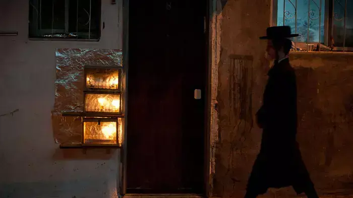 הדלקת נר ראשון של חנוכה בשכונת מאה שערים ירושלים, דצמבר 2011