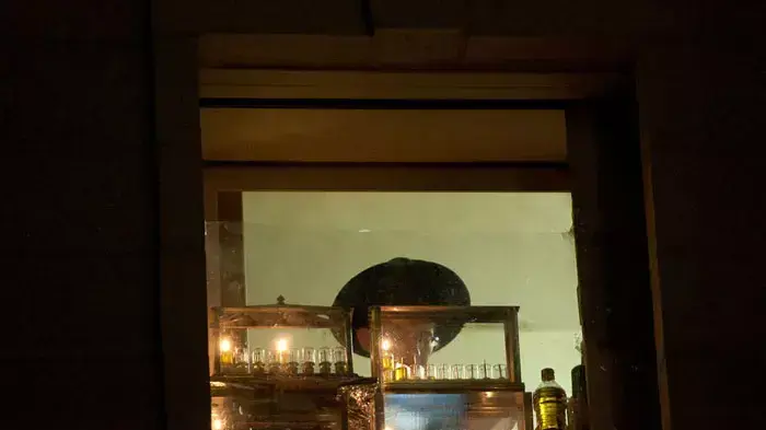 הדלקת נר ראשון של חנוכה בשכונת מאה שערים ירושלים, דצמבר 2011