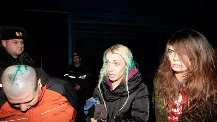 חברות ארגון FEMEN שנוהגות לקיים מפגני מחאה בעירום מספרו לתקשורת על התעללות שעברו במעצר משטרתי במינסק, בלארוס, 20 בדצמבר 2011 חברות ארגון FEMEN שנוהגות לקיים מפגני מחאה בעירום מספרו לתקשורת על התעללות שעברו במעצר משטרתי במינסק, בלארוס, 20 בדצמבר 2011