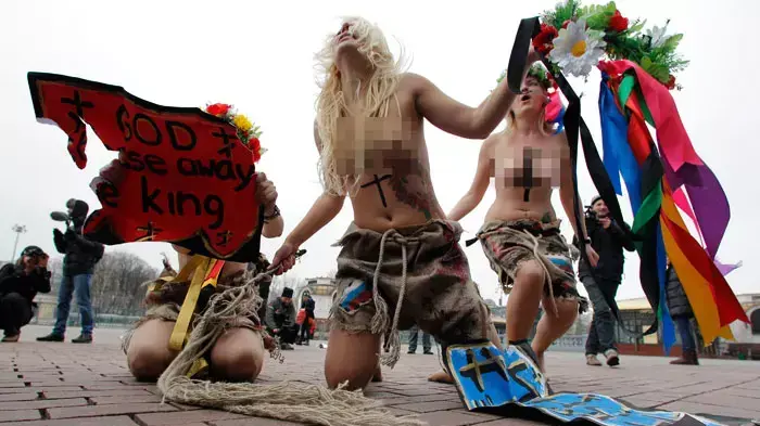 חברות ארגון FEMEN שנוהגות לקיים מפגני מחאה בעירום מפגינות במוסקבה נגד תוצאות הבחירות לפרלמנט של רוסיה, 9 בדצמבר 2011 חברות ארגון FEMEN שנוהגות לקיים מפגני מחאה בעירום מפגינות במוסקבה נגד תוצאות הבחירות לפרלמנט של רוסיה, 9 בדצמבר 2011