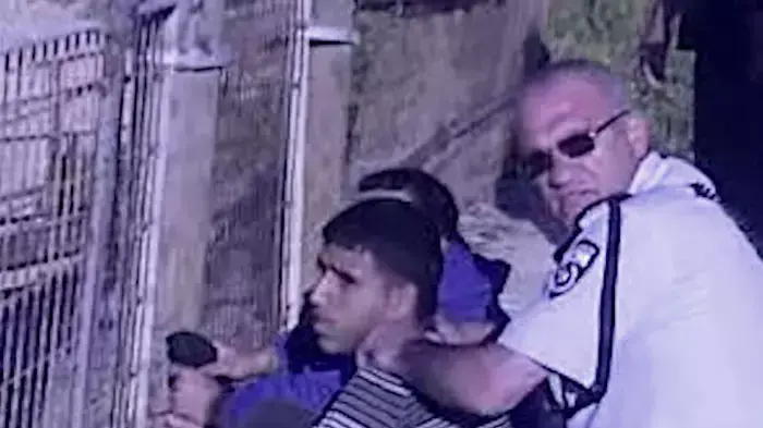 עיתונאי תיעד מעצר שב"חים אלים - ועוכב לחקירה