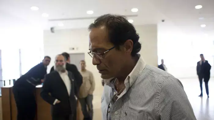 עמוס אלוני בעלה של מיכל אלוני המואשמת ברצח ילדותיה, דצמבר 2011 עמוס אלוני בעלה של מיכל אלוני המואשמת ברצח ילדותיה, דצמבר 2011