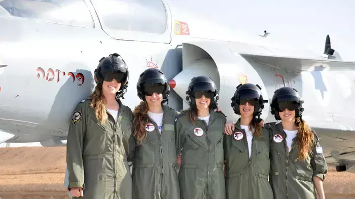 חמש בנות מסיימות קרוס טיס, דצמבר 2011 חמש בנות מסיימות קרוס טיס, דצמבר 2011
