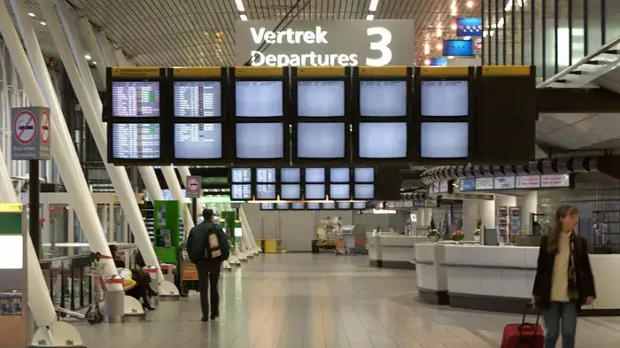 שדה התעופה סכיפהול באמסטרדם ריק מנוסעים ומושבת מפעילות בגלל באג 2000, 31 בדצמבר 1999 שדה התעופה סכיפהול באמסטרדם ריק מנוסעים ומושבת מפעילות בגלל באג 2000, 31 בדצמבר 1999