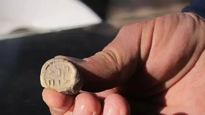 ממצא נדיר שמצאו רשות העתיקות חפץ זעיר עליו מוטבעת כתובת בארמית, וזיהו כי הוא מתקופת בית שני, דצמבר 2011