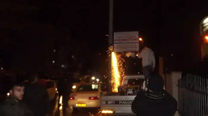 עובדי עיריית בית שמש מסירים את השלט המדיר נשים, דצמבר 2011 עובדי עיריית בית שמש מסירים את השלט המדיר נשים, דצמבר 2011