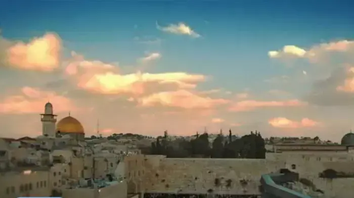 הכותל מהערבי בירושלים עם לוגו פייסבוק