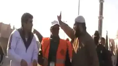 מתוך סרטון יוטיוב המתעד עימות בין משקיפי הליגה הערבית לתושבים בעיר חומס, סוריה, 27 בדצמבר 2011 מתוך סרטון יוטיוב המתעד עימות בין משקיפי הליגה הערבית לתושבים בעיר חומס, סוריה, 27 בדצמבר 2011