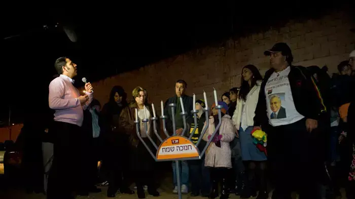 משפחת משה קצב הגיעה לכלא מעשיהו והדליקה נר חנוכה , דצמבר 2011 משפחת משה קצב הגיעה לכלא מעשיהו והדליקה נר חנוכה , דצמבר 2011