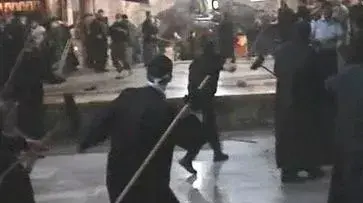 מתוך סרטון המתעד שוטרים פלסטיניים מפזרים קטטת-ענק שפרצה בין כמרים חמושים במטאטאים בכנסיית המולד בבית לחם, דצמבר 2011