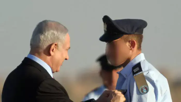 ראש הממשלה בנימין נתניהו מעניק כנפי טיסה לחניך המצטיין בקורס טיס, במסדר כנפיים בחצרים, דצמבר 2011 ראש הממשלה בנימין נתניהו מעניק כנפי טיסה לחניך המצטיין בקורס טיס, במסדר כנפיים בחצרים, דצמבר 2011