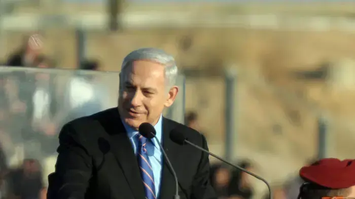 ראש הממשלה בנימין נתניהו מעניק כנפי טיסה לחניך המצטיין בקורס טיס, במסדר כנפיים בחצרים, דצמבר 2011