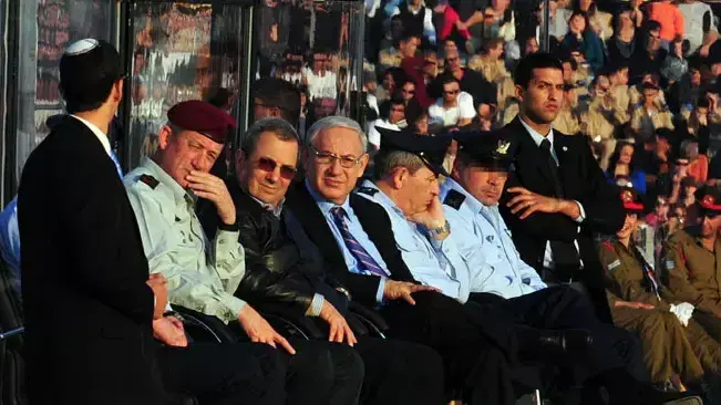 שר הביטחון, אהוד ברק,ראש הממשלה בנימין נתניהו והרמטכ"ל בני גנץ במסדר כנפיים, טקס סיום קורס טיס 163, בחצרים, דצמבר 2011 שר הביטחון, אהוד ברק,ראש הממשלה בנימין נתניהו והרמטכ"ל בני גנץ במסדר כנפיים, טקס סיום קורס טיס 163, בחצרים, דצמבר 2011