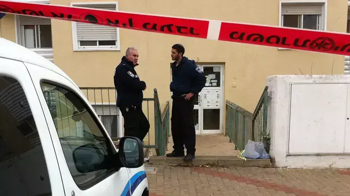 חשד: גבר רוצץ את ראשה של אשתו באמצעות אבן בצפת