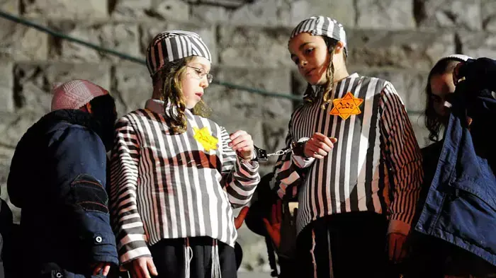 חרדים מפגינים בכיכר השבת ועונדים טלאי צהוב חרדים מפגינים בכיכר השבת ועונדים טלאי צהוב