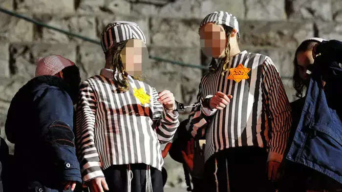 חרדים מפגינים בכיכר השבת ועונדים טלאי צהוב