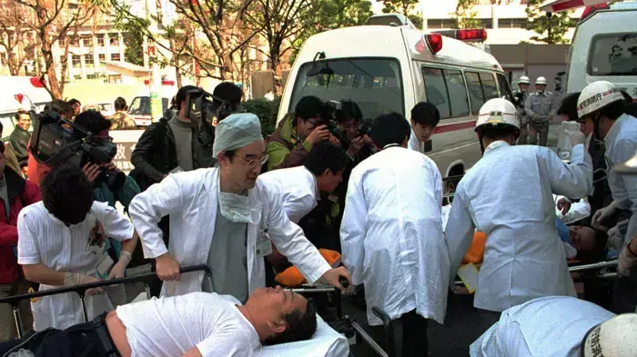 פינוי נפגעים לאחר פיגועי גז הסארין ברכבת התחתית של טוקיו, יפן, 20 במרץ 1995 פינוי נפגעים לאחר פיגועי גז הסארין ברכבת התחתית של טוקיו, יפן, 20 במרץ 1995