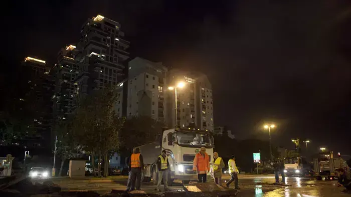 כביש קרס בדרך נמיר, בין שאול המלך לפנקס בתל אביב. ינואר 2012 כביש קרס בדרך נמיר, בין שאול המלך לפנקס בתל אביב. ינואר 2012