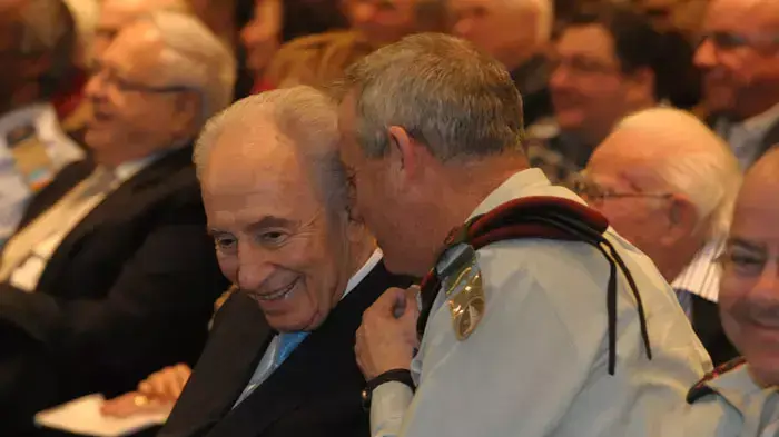 נשיא המדינה, שמעון פרס, בטקס הענקת פרס דוד בן גוריון לרמטכ"ל בני גנץ, ינואר 2012 נשיא המדינה, שמעון פרס, בטקס הענקת פרס דוד בן גוריון לרמטכ"ל בני גנץ, ינואר 2012