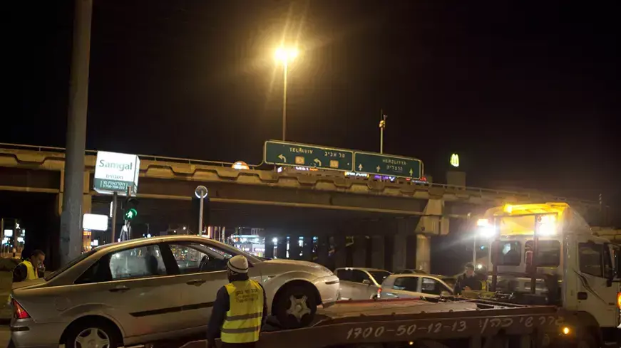 רכבים שבקו ונתקעו לאחר תדלוק בתחנת סונול סינמה סיטי, ינואר 2012 רכבים שבקו ונתקעו לאחר תדלוק בתחנת סונול סינמה סיטי, ינואר 2012