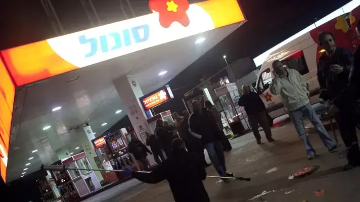 40 רכבים נתקעו בכביש החוף לאחר שתדלקו בתחנת סונול בצומת גלילות, ינואר 2012