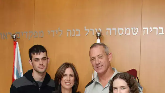 לבני גנץ, רעייתו רוטיל, משמאל בנו בכורו נדב  מימין בתו נגה, ושני בניו הקטנים נעם מימין וניר משמאל