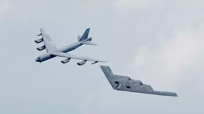 מפציץ B-52 (משמאל) ולידו מפציץ B-2 "חמקן" מפציץ B-52 (משמאל) ולידו מפציץ B-2 "חמקן"