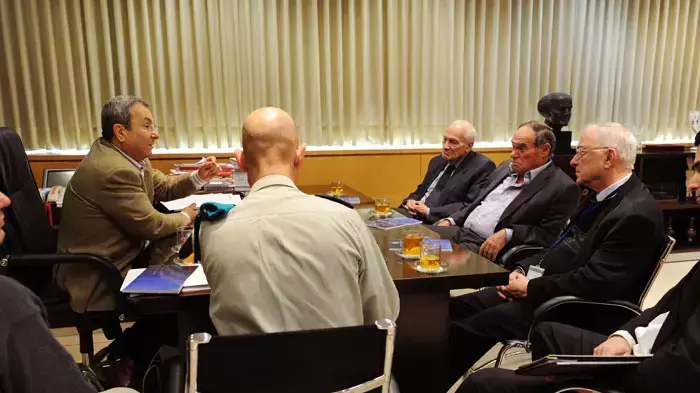 אהוד ברק, עם חברי הוועדה לקביעת עקרונות לניהול משא ומתן לפדיון שבויים בעת הגשת הדוח, ינואר 2012, אהוד ברק, עם חברי הוועדה לקביעת עקרונות לניהול משא ומתן לפדיון שבויים בעת הגשת הדוח, ינואר 2012,