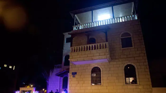מישל חדד, חברו של גבי קדיס, מחוץ לביתו לאחר הירצחו, ינואר 2012