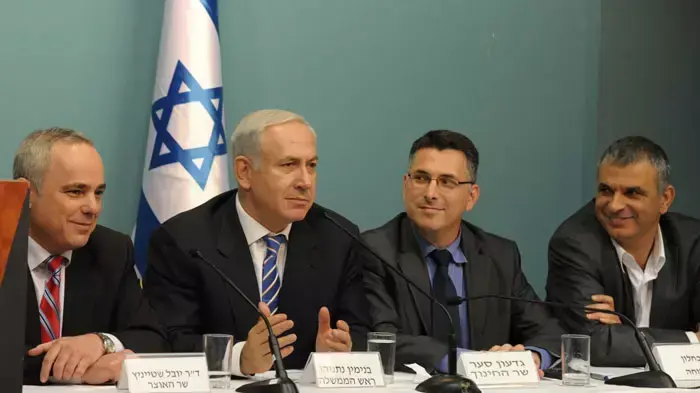 רה"מ בינימין נתניהו השרים שטייניץ סער וכחלון במסיבת עיתונאים על חינוך חינם לילדים בני 3, ינואר 2012 רה"מ בינימין נתניהו השרים שטייניץ סער וכחלון במסיבת עיתונאים על חינוך חינם לילדים בני 3, ינואר 2012