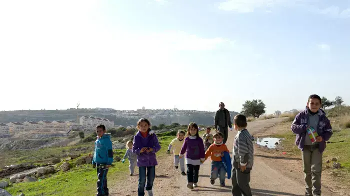 ילדים מבילעין סמוך לגדר עם מודיעין עלית ברקע, ינואר 2012 ילדים מבילעין סמוך לגדר עם מודיעין עלית ברקע, ינואר 2012