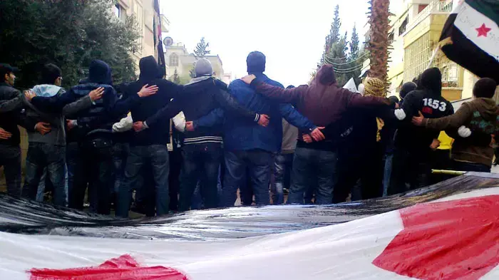 הפגנה נגד שלטון אסד בעיר חומס, סוריה, 10 בינואר 2012 הפגנה נגד שלטון אסד בעיר חומס, סוריה, 10 בינואר 2012