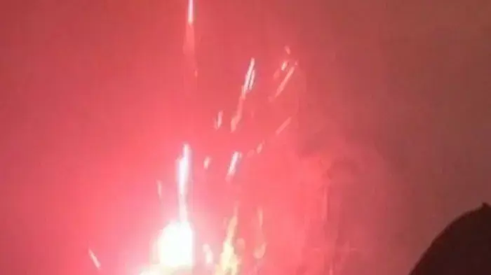 זיקוקים נפלו ממשאית - מנהרה נצבעה בשלל צבעים