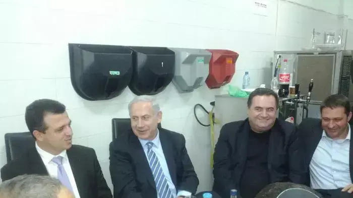 בנימין נתניהו עם שר התחבורה ישראל כץ מתוך דף הפייסבוק של כרמל שאמה יו"ר ועדת הכלכלה, ינואר 2012