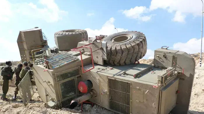 דחפור מסוג די-9 שהתהפך על צדו במהלך פעילות לחסימת דרכים לכפרים פלסטיניים, ינואר 2012