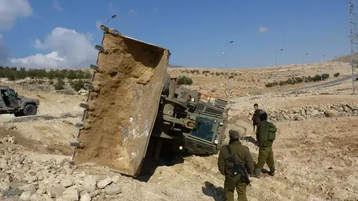 דחפור מסוג די-9 שהתהפך על צדו במהלך פעילות לחסימת דרכים לכפרים פלסטיניים, ינואר 2012 דחפור מסוג די-9 שהתהפך על צדו במהלך פעילות לחסימת דרכים לכפרים פלסטיניים, ינואר 2012