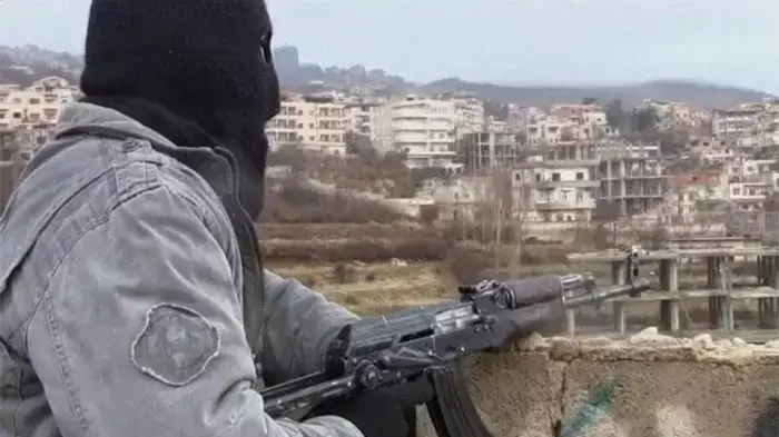 לוחמים של מחתרת העריקים "צבא סוריה החופשית" בעיר זבדאני, סוריה, ינואר 2012 לוחמים של מחתרת העריקים "צבא סוריה החופשית" בעיר זבדאני, סוריה, ינואר 2012