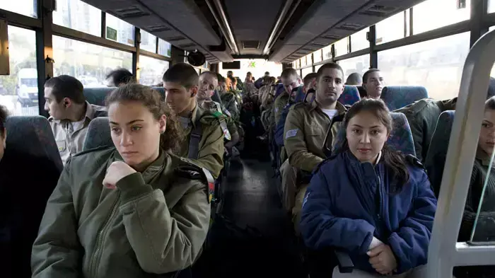 חיילים ברכבת ארלוזרוב, בבוקר הראשון בו נאסר עליהם לנסוע ברכבות מ6:00 עד 9:00, ינואר 2012