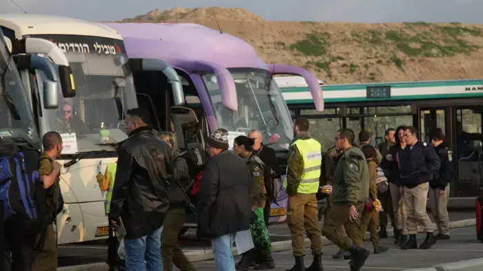 חיילים ברכבת לב המפרץ בחיפה, בבוקר הראשון בו נאסר עליהם לנסוע ברכבות מ6:00 עד 9:00, ינואר 2012
