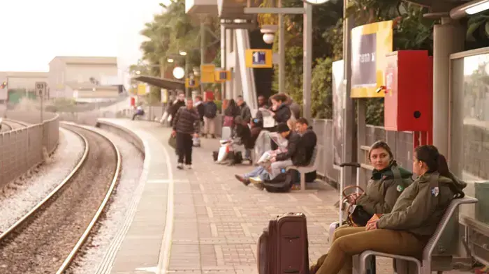 חיילים ברכבת לב המפרץ בחיפה, בבוקר הראשון בו נאסר עליהם לנסוע ברכבות מ6:00 עד 9:00, ינואר 2012 חיילים ברכבת לב המפרץ בחיפה, בבוקר הראשון בו נאסר עליהם לנסוע ברכבות מ6:00 עד 9:00, ינואר 2012