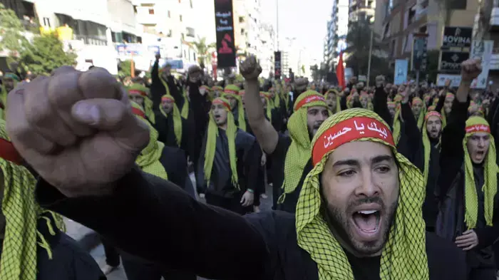 תומכי חיזבאללה צועדים בביירות, בירת לבנון. נובמבר 2011