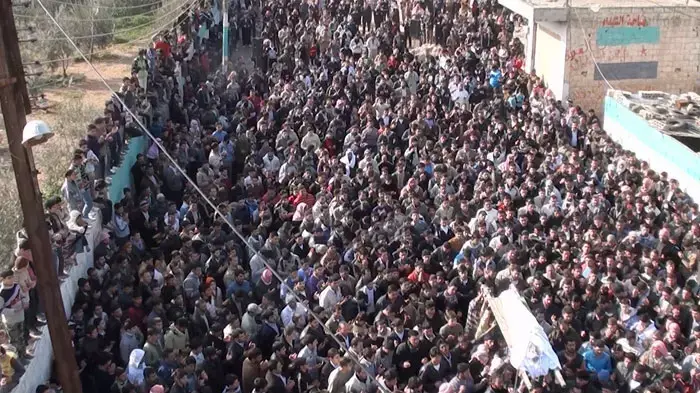 הלוויה המונית של הרוג בהפגנות נגד שלטונות סוריה בעיר חומס, 12 בינואר 2012 הלוויה המונית של הרוג בהפגנות נגד שלטונות סוריה בעיר חומס, 12 בינואר 2012