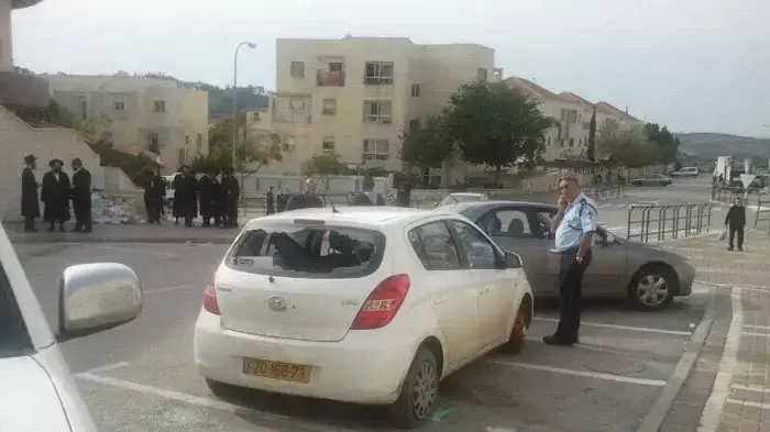המשטרה עצרה 3 חרדים שיידו אבנים לעבר אישה, עובדת מפעל הפיס שתלתה מודעות בבית שמש, ינואר 2012 המשטרה עצרה 3 חרדים שיידו אבנים לעבר אישה, עובדת מפעל הפיס שתלתה מודעות בבית שמש, ינואר 2012
