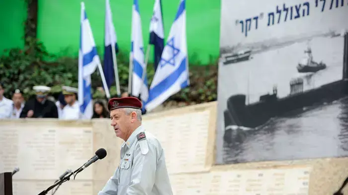 הרמטכ"ל בני גנץ, בטקס האזכרה הממלכתי לחללי הצוללת אח"י 'דקר, ינואר 2012 הרמטכ"ל בני גנץ, בטקס האזכרה הממלכתי לחללי הצוללת אח"י 'דקר, ינואר 2012