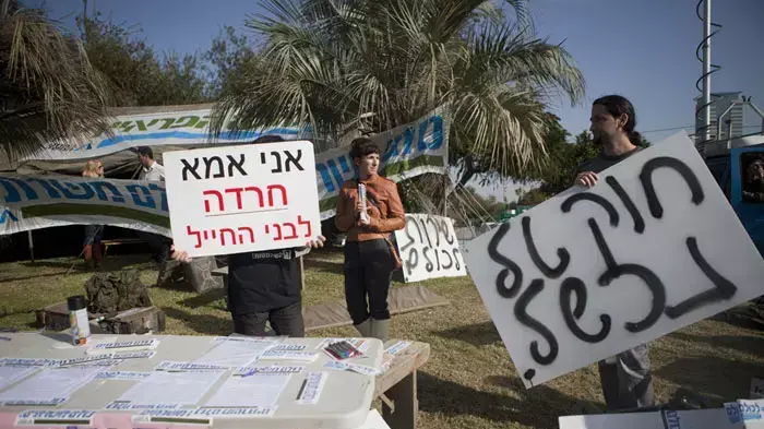 אוהל מחאה ברכבת ארלוזרוב- מרכז נגד הארכת תוקפו של חוק טל, ינואר 2012 אוהל מחאה ברכבת ארלוזרוב- מרכז נגד הארכת תוקפו של חוק טל, ינואר 2012